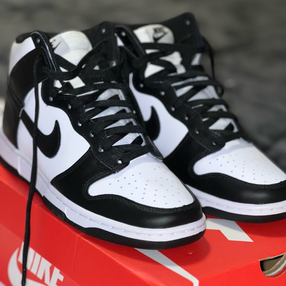 NEVER WORN BLACK AND WHITE NIKE HIGH TOPS
